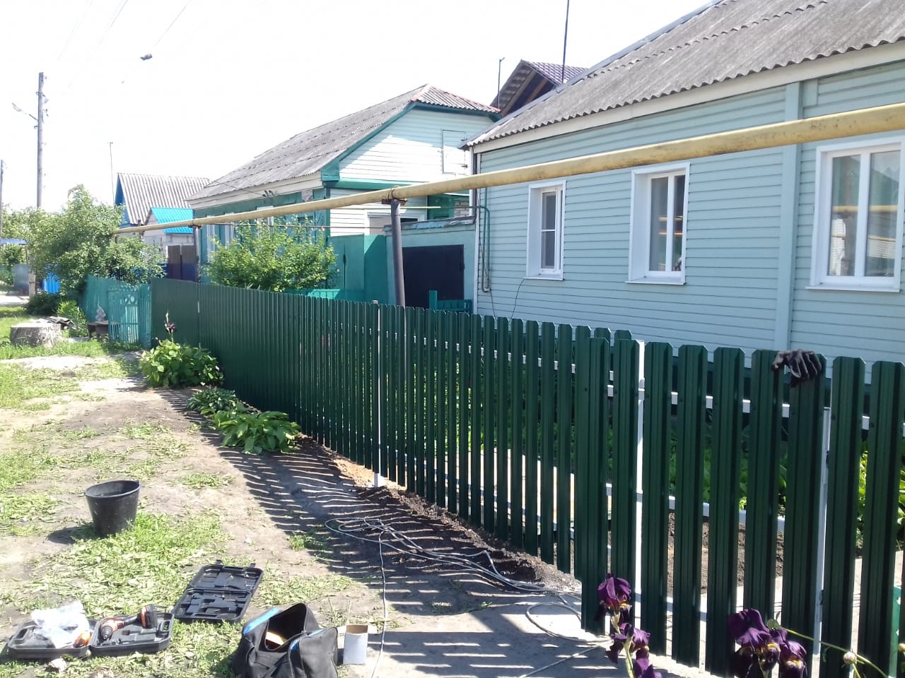 Комбинированный забор 25м штакетник и профлист, ворота, калитка фото в Бежецке