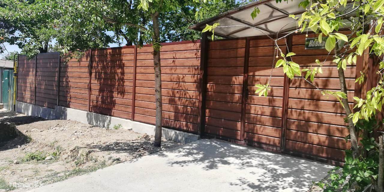 Забор из металлосайдинга ЕВРО-БРУС Каштан фото4 в Бежецке
