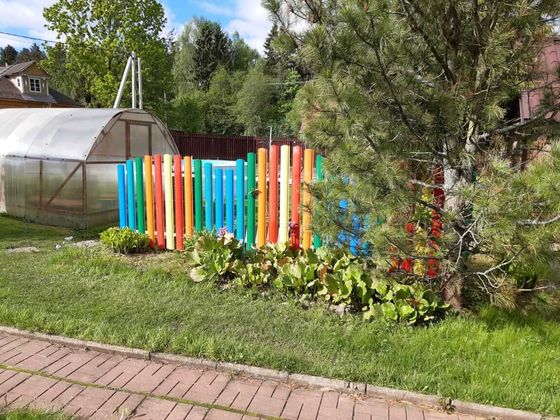 забор из разноцветного штакетника односторонний фото1 в Бежецке
