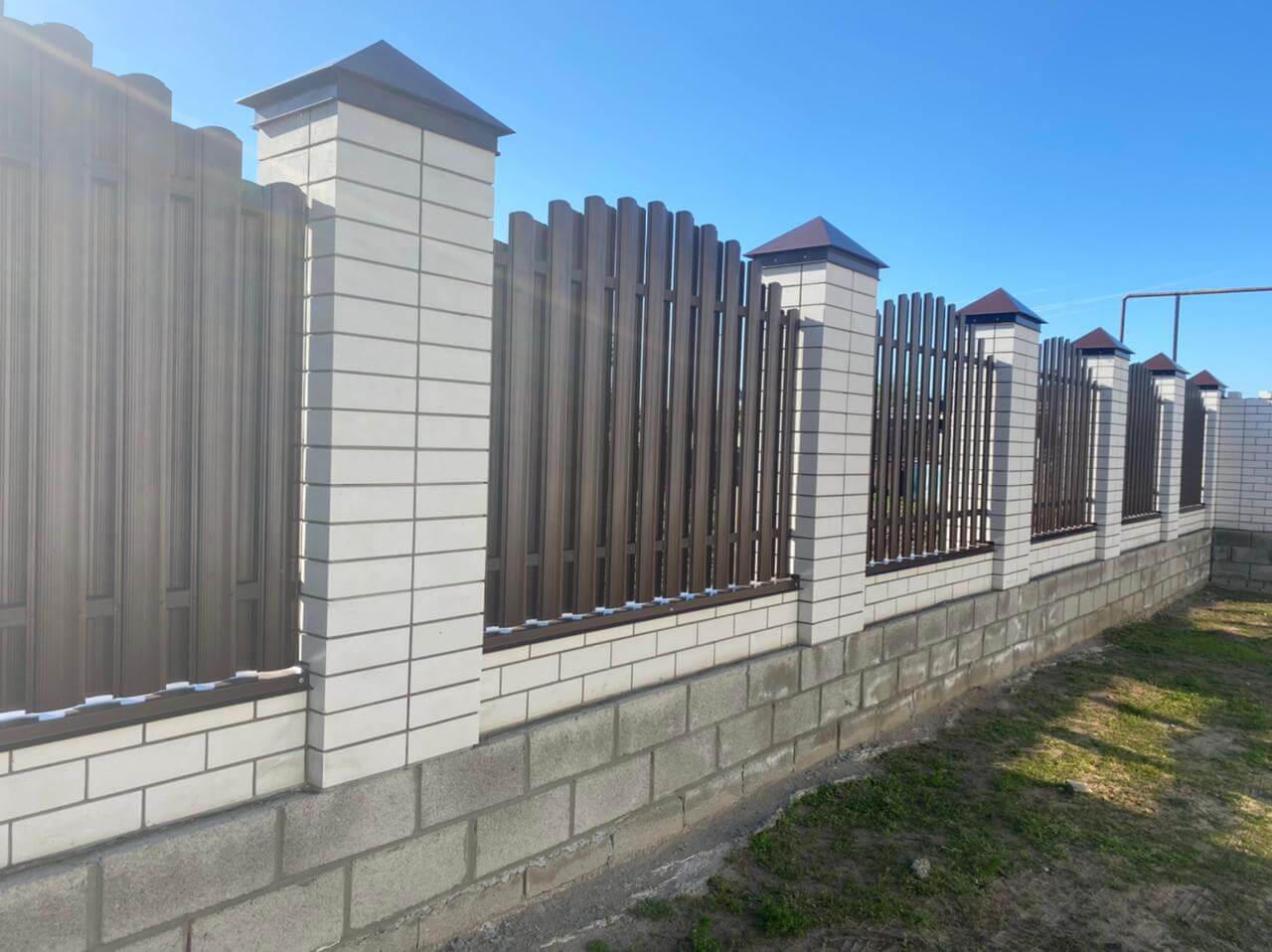 zabor-iz-shtaketnika-ral8017-shokolad-foto1 в Бежецке