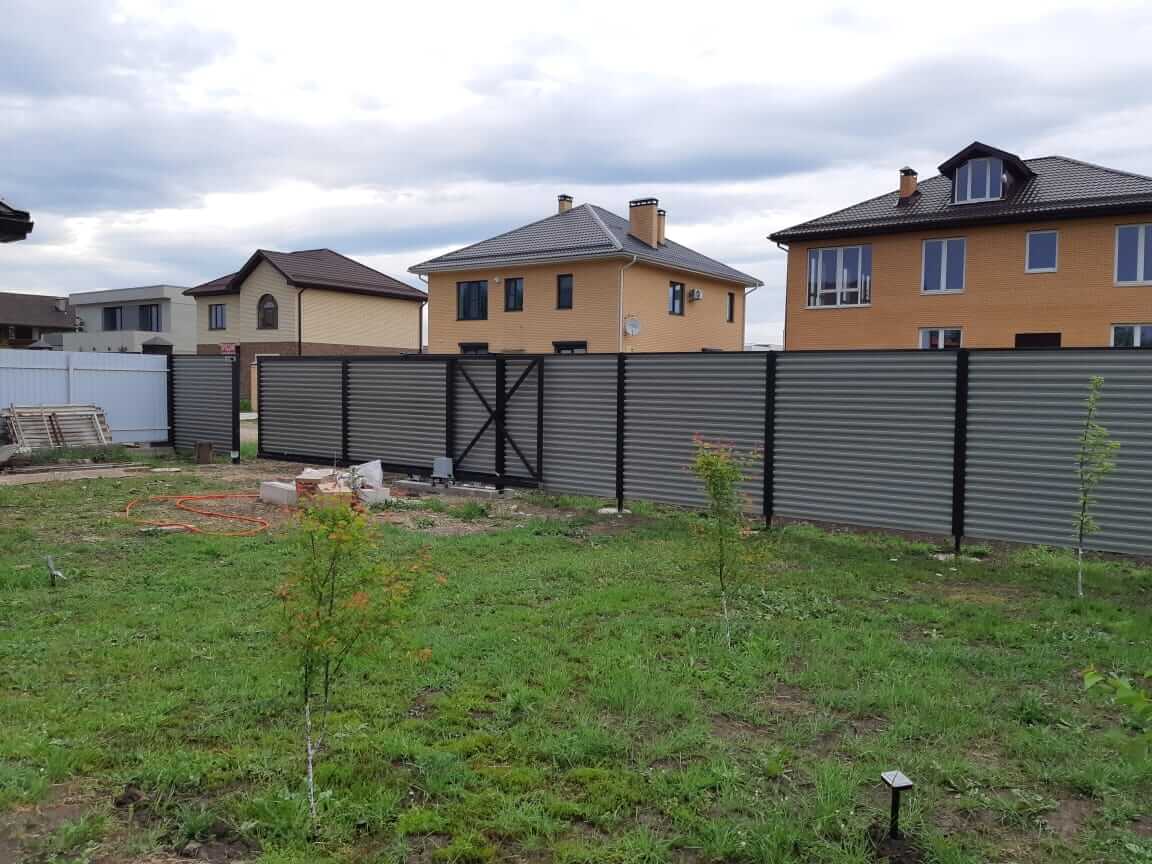 zabor-zhalyuzi-ral8019-temnyy-shokolad-foto3 в Бежецке