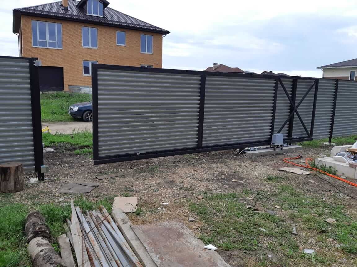 zabor-zhalyuzi-ral8019-temnyy-shokolad-foto4 в Бежецке