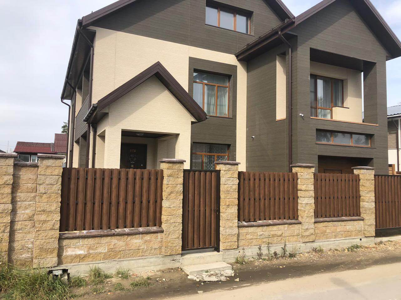забор из штакетника каштан двухсторонний фото1 в Бежецке