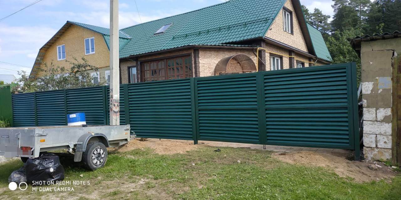 Забор-жалюзи с ламелями еврожалюзи ral6005/6005 Зеленый Мох 2-х сторонний фото1 в Бежецке