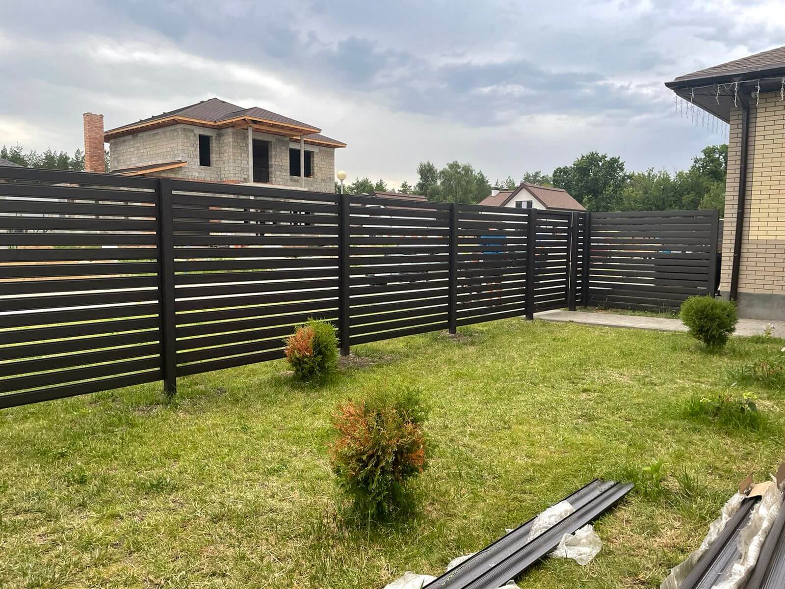 Забор из металлического планкена RAL8019 МАТТЕ фото2 в Бежецке