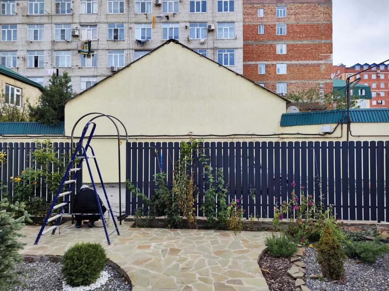 Забор из металлоштакетника RAL7024/7024 Серый Графит двусторонний матовый фото 4 в Бежецке