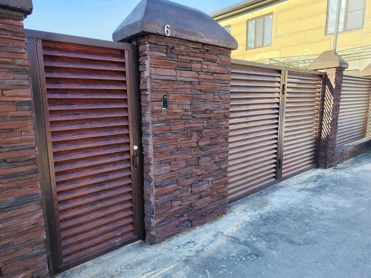 Забор с ламелями Еврожалюзи 43м Красный Каштан Printech в Бежецке