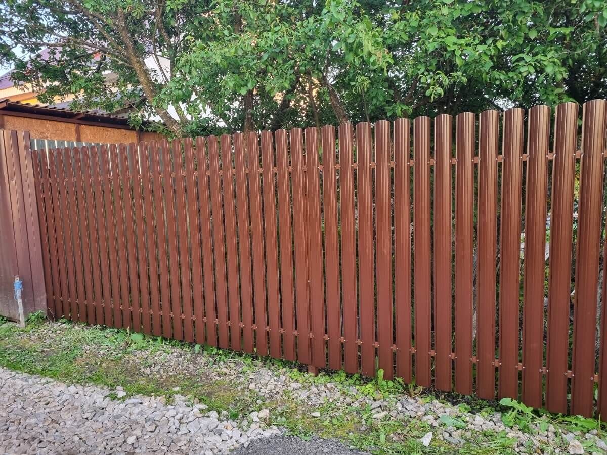 Забор из полукруглого штакетника 16м RAL8017/RAL8017 Шоколад 2-х сторонний в Бежецке