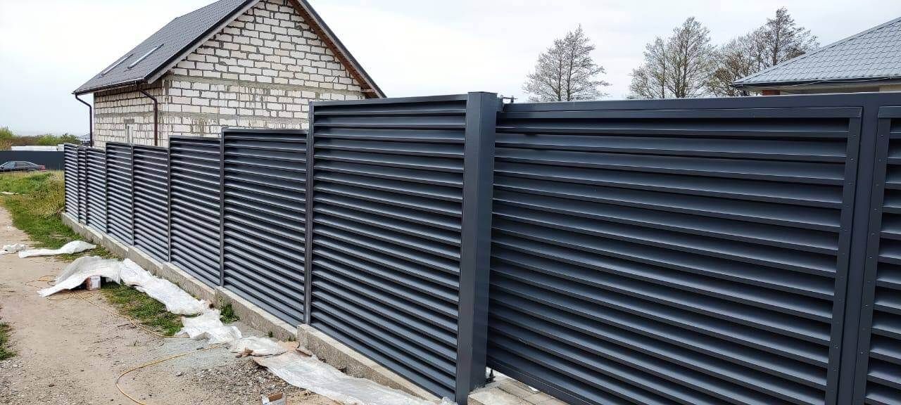 Забор-жалюзи из ламелей ЭКО-Z 24м RAL7024 Серый Графит в Бежецке