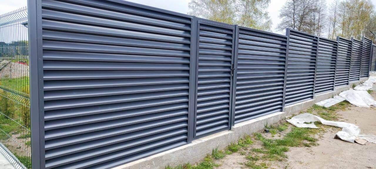 Забор-жалюзи из ламелей ЭКО-Z 24м RAL7024 Серый Графит фото 2 в Бежецке