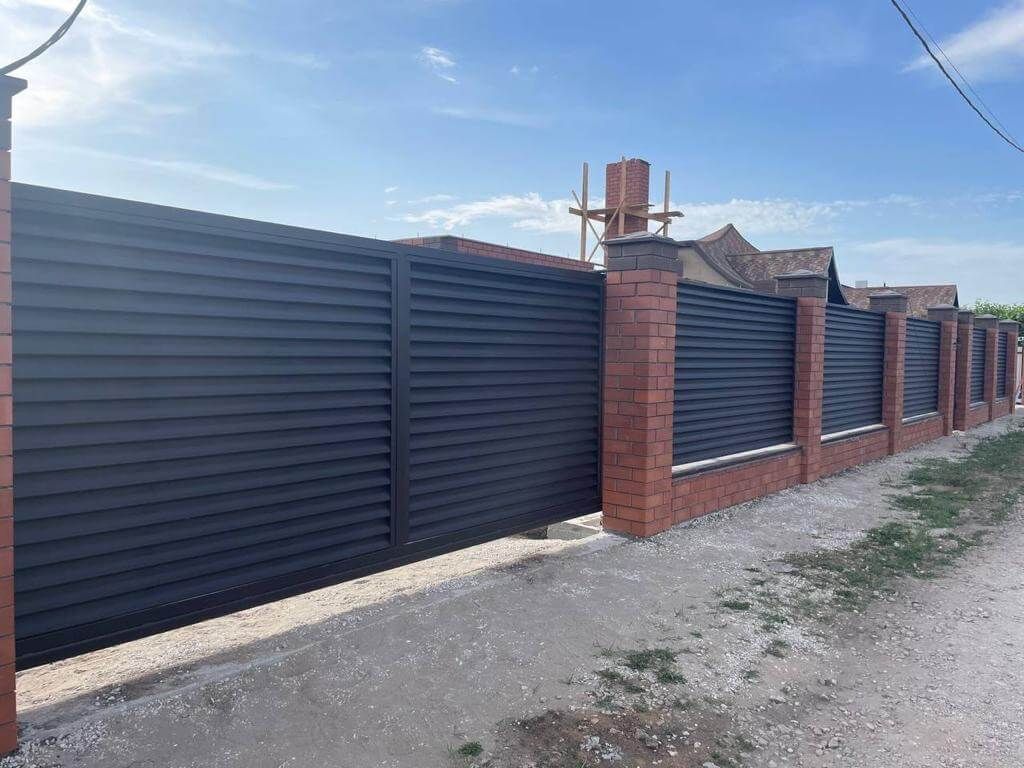 Забор из ламелей еврожалюзи 21м RAL8019/8019 Темный Шоколад МАТТЕ двухсторонний в Бежецке