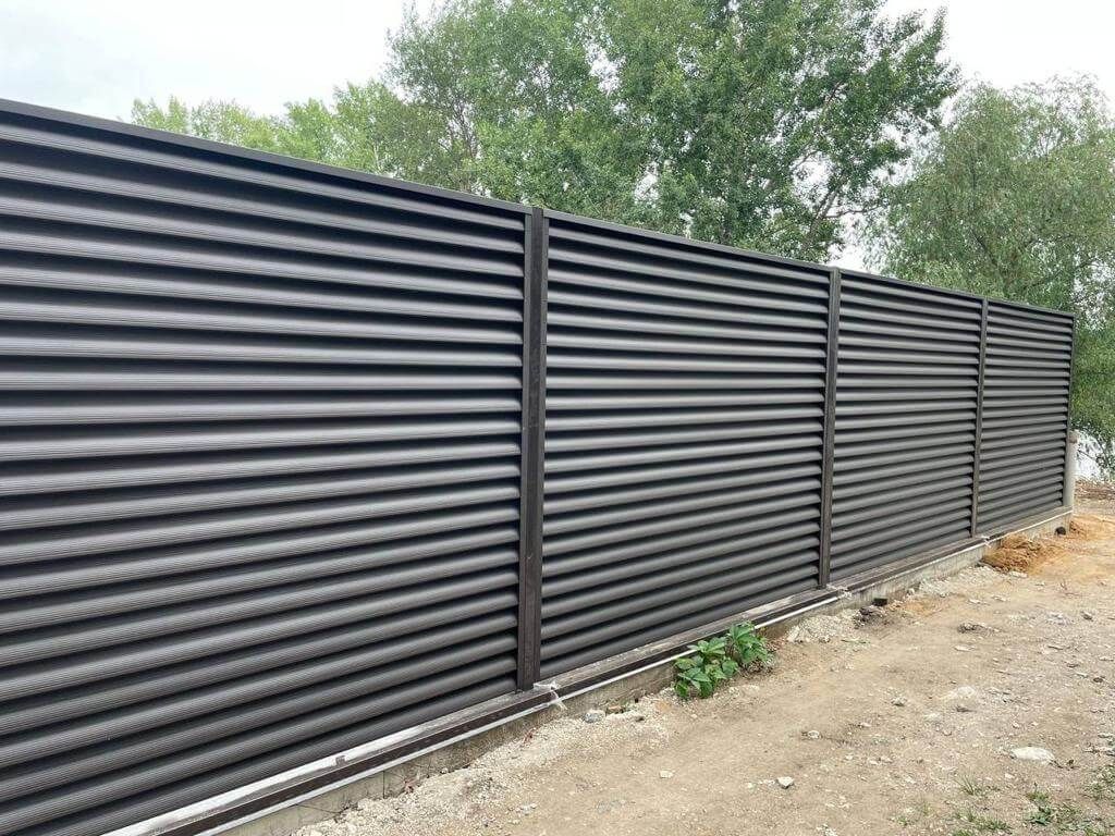 Забор-жалюзи с ламелями еврожалюзи 29м RAL8019/8019 Темный Шоколад МАТТЕ двухсторонний фото 2 в Бежецке