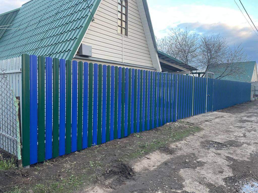 Забор из штакетника двух цветов 16м RAL6005 Зеленый Мох + RAL5002 Синий Ультрамарин фото 2 в Бежецке