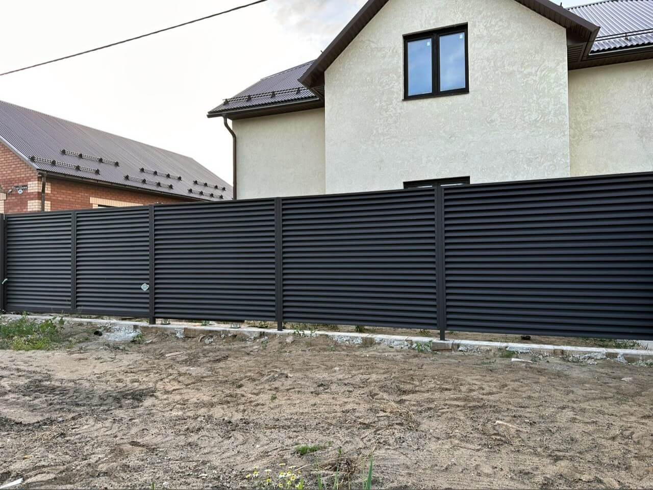 Забор с ламелями еврожалюзи 18м RAL8019/8019 Темный Шоколад МАТТЕ двусторонний фото 1 в Бежецке