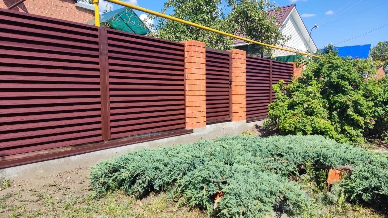 Забор-жалюзи из ламелей Еврожалюзи 20м RAL8017 Шоколад фото 1 в Бежецке