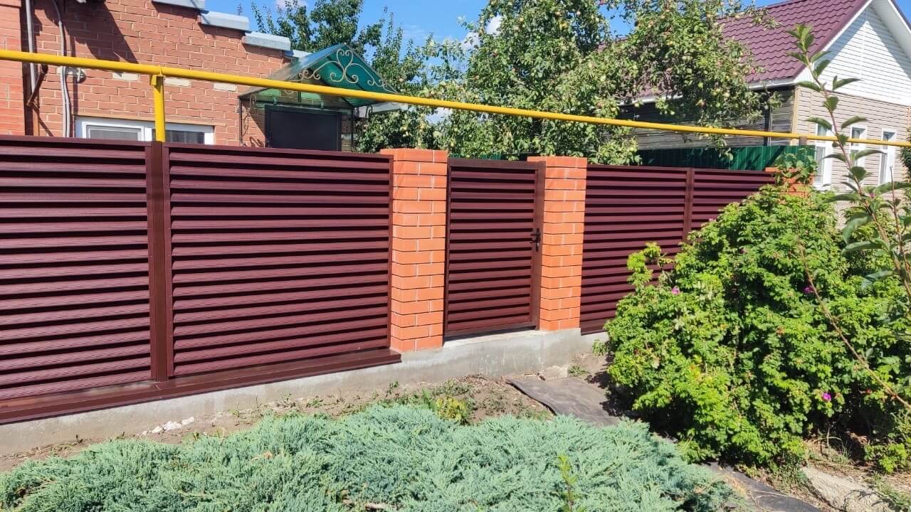 Забор-жалюзи из ламелей Еврожалюзи 20м RAL8017 Шоколад в Бежецке