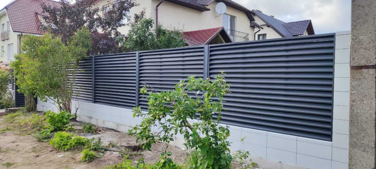 Забор-жалюзи из ламелей ЭКО-Z 17м RAL7024 Серый Графит фото 6 в Бежецке
