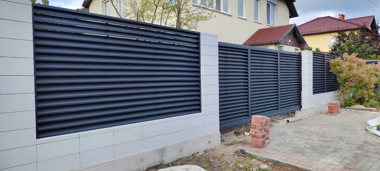 Забор-жалюзи из ламелей ЭКО-Z 17м RAL7024 Серый Графит фото 2 в Бежецке