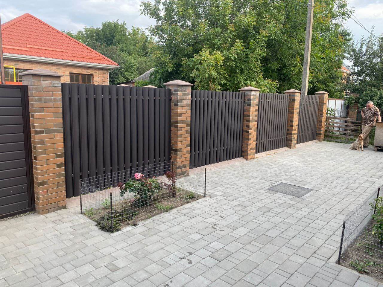 Забор из штакетника полукруглого 22м RAL8019 Темный Шоколад МАТТЕ фото 3 в Бежецке