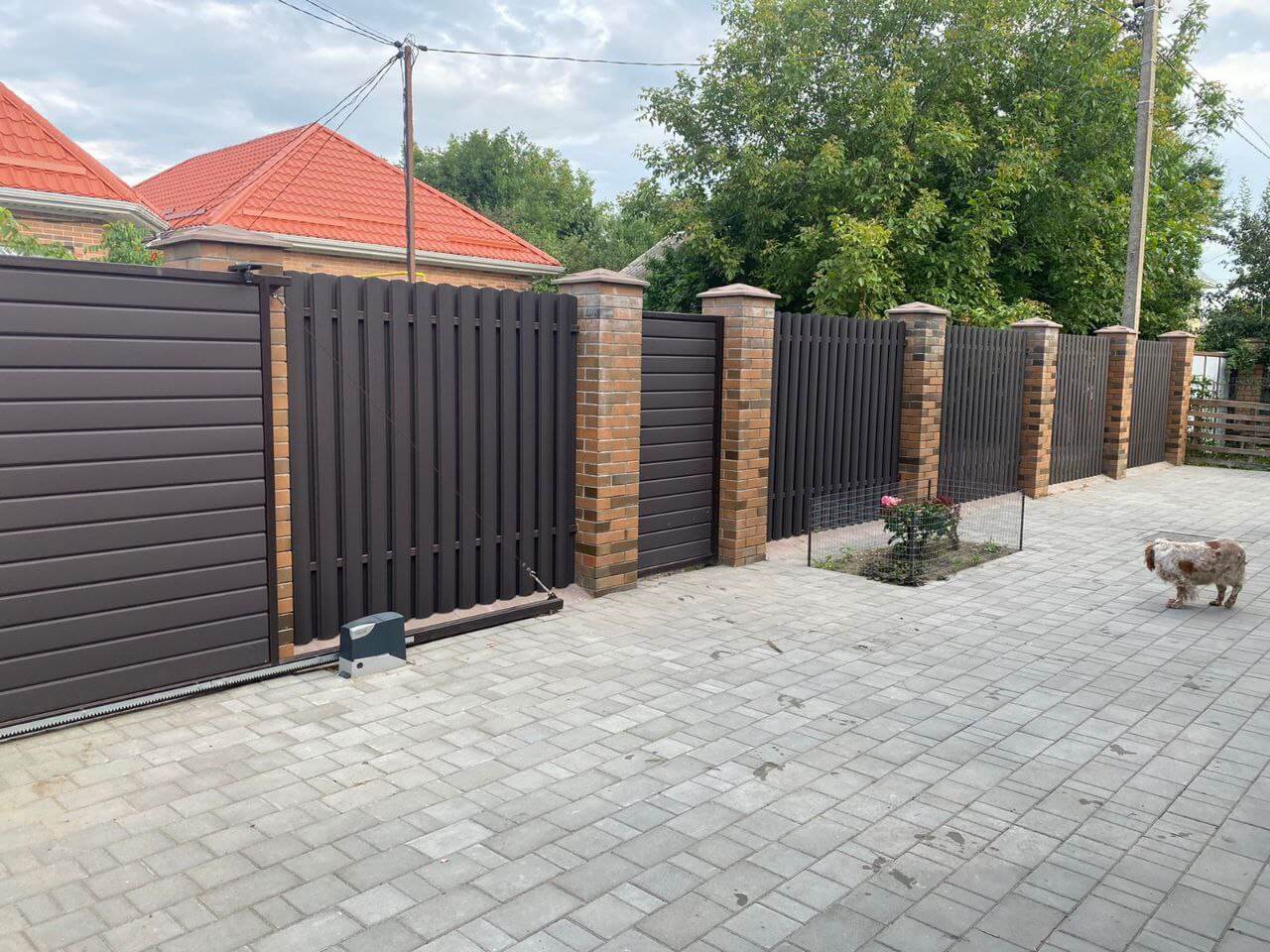 Забор из штакетника полукруглого 22м RAL8019 Темный Шоколад МАТТЕ фото 2 в Бежецке