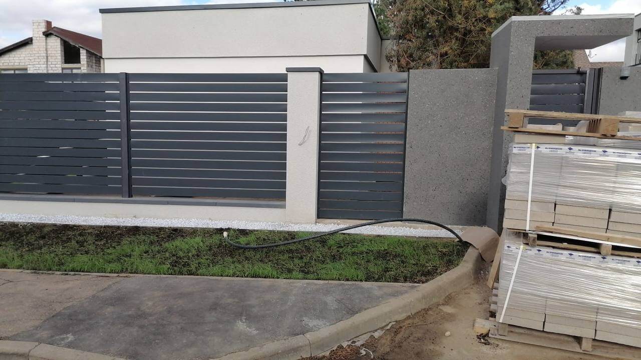 Забор-ранчо из металлопланкена 36м RAL7024 Серый Графит фото 8 в Бежецке