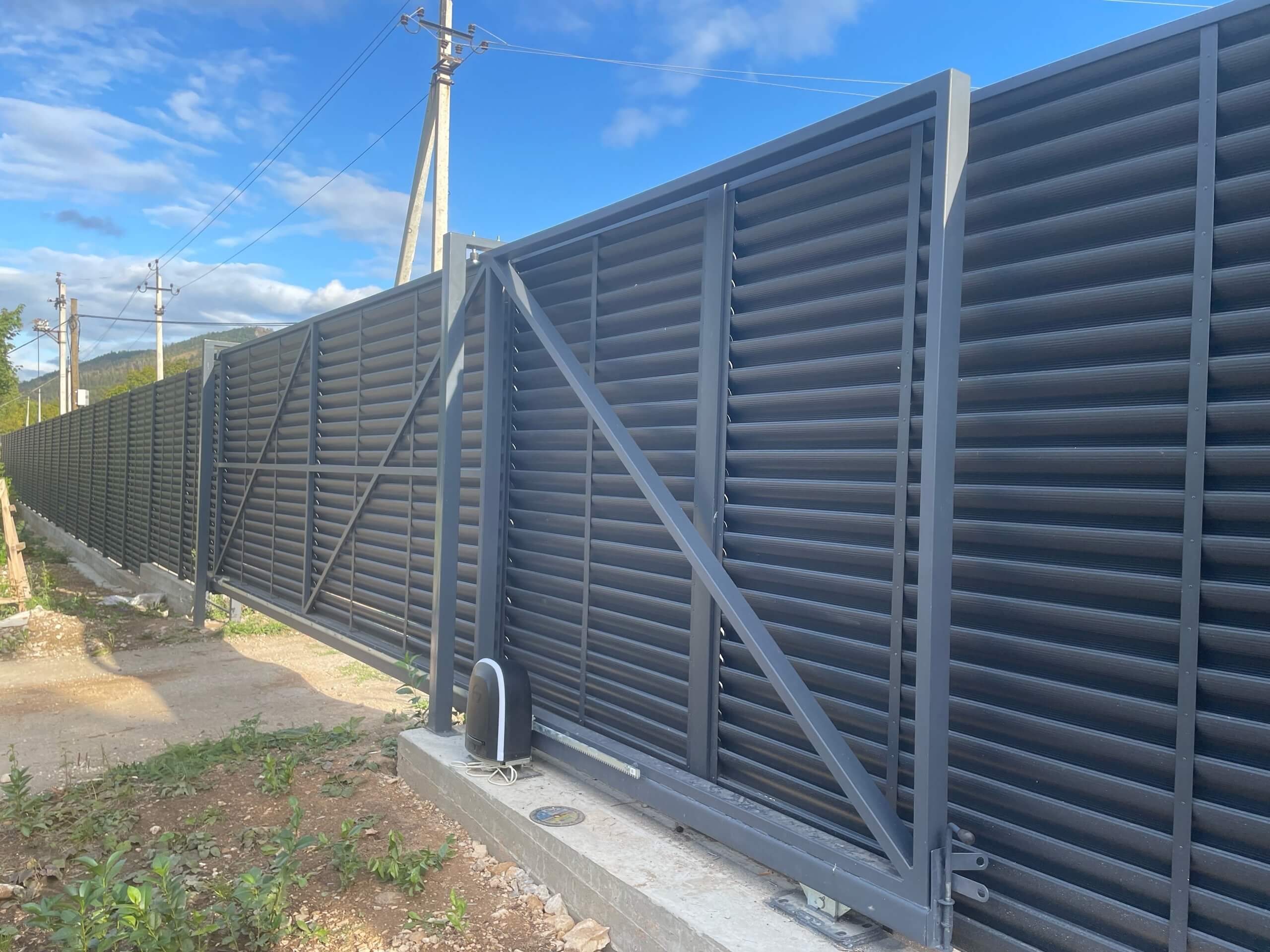 Забор-жалюзи из ламелей Еврожалюзи 250м RAL7024/7024 Серый Графит матовый фото 2 в Бежецке