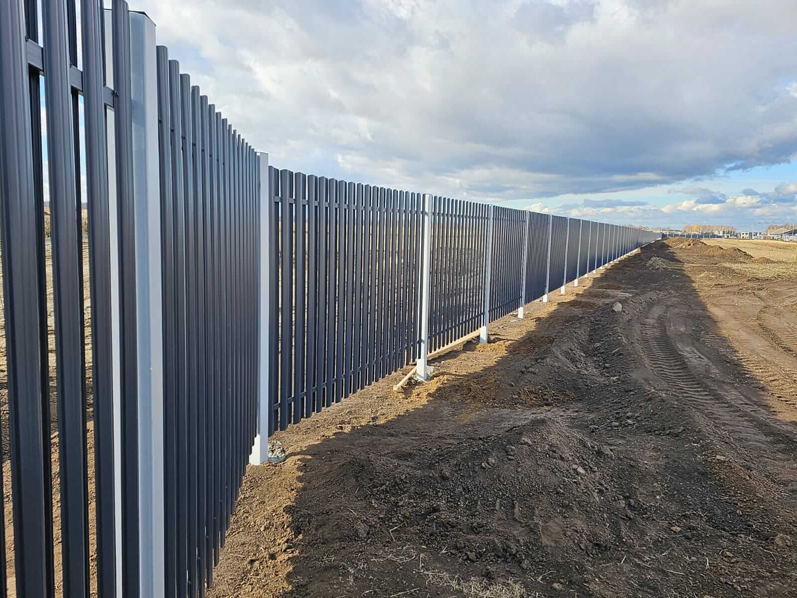 Забор из евроштакетника 234м RAL7024/7024 Серый Графит двусторонний фото 4 в Бежецке