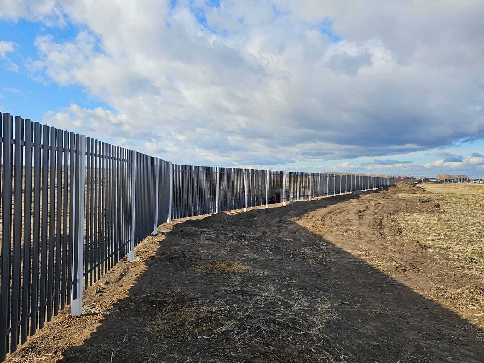 Забор из евроштакетника 234м RAL7024/7024 Серый Графит двусторонний фото 3 в Бежецке