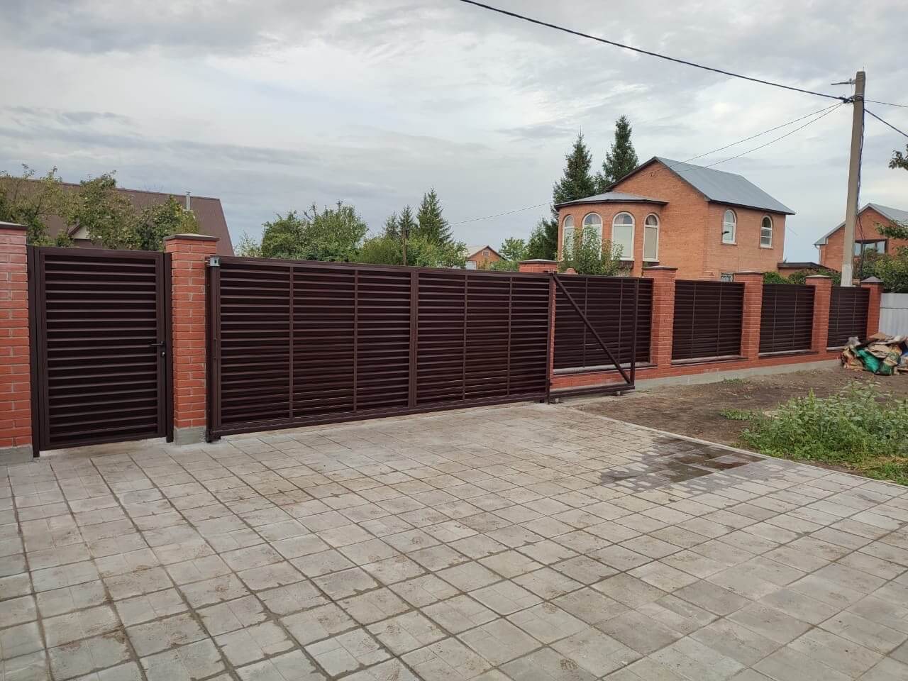 Забор из ламелей Еврожалюзи 28м RAL8017/8017 Шоколад двусторонний фото 3 в Бежецке