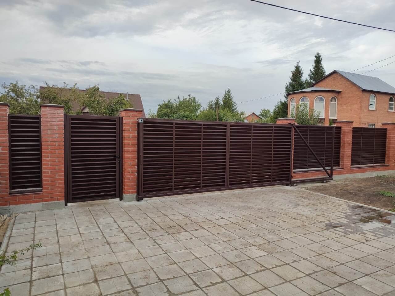 Забор из ламелей Еврожалюзи 28м RAL8017/8017 Шоколад двусторонний в Бежецке