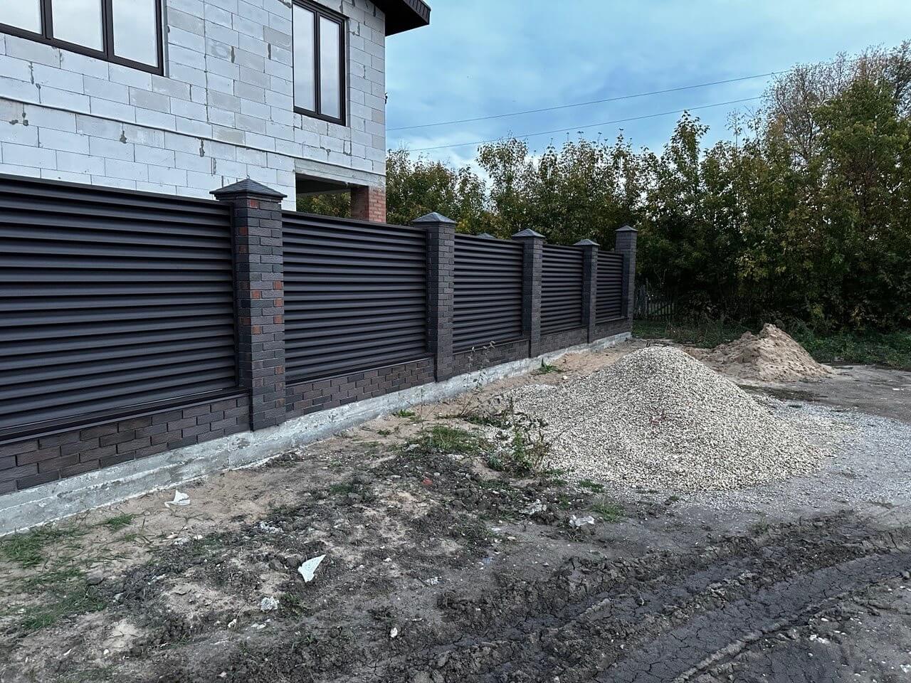 Забор из ламелей Еврожалюзи 38м RAL8019/8019 Темный Шоколад двусторонний MATTE фото 4 в Бежецке