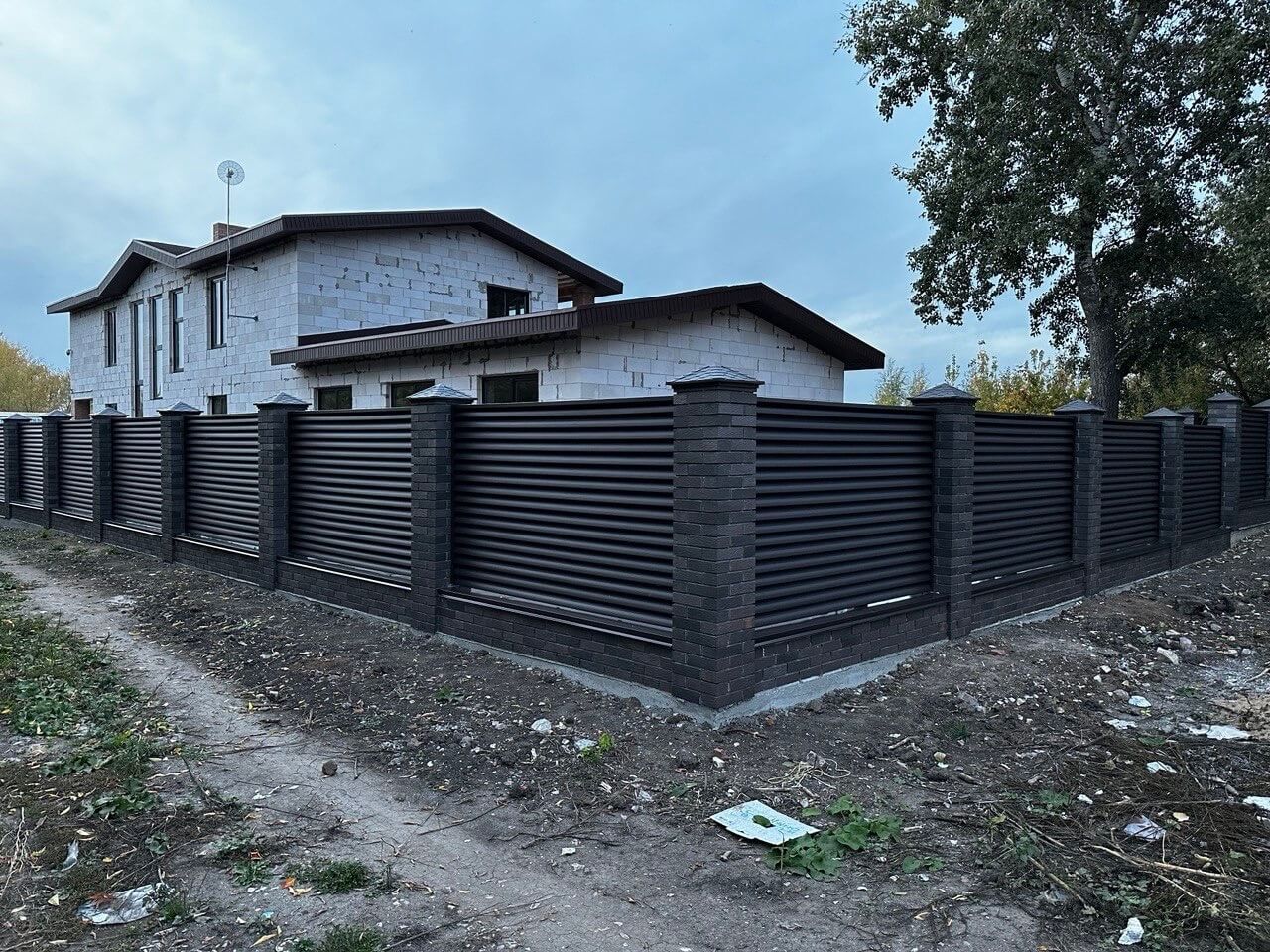 Забор из ламелей Еврожалюзи 38м RAL8019/8019 Темный Шоколад двусторонний MATTE фото 2 в Бежецке