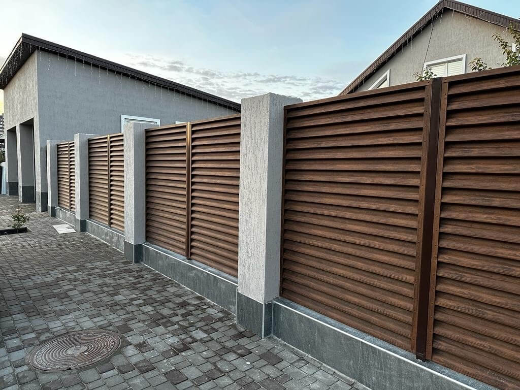 Забор-жалюзи из ламелей Еврожалюзи 23м Каштан Printech фото 2 в Бежецке