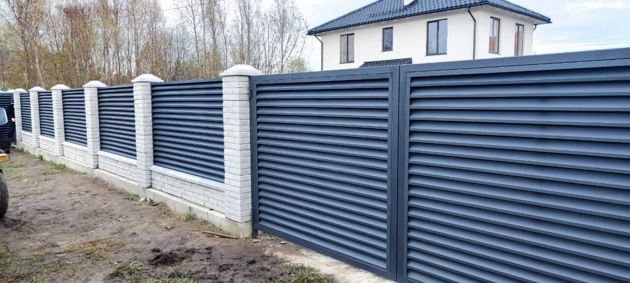 Забор-жалюзи из ламелей ЭКО-Z 32м RAL7024 Серый Графит МАТТЕ фото 5 в Бежецке