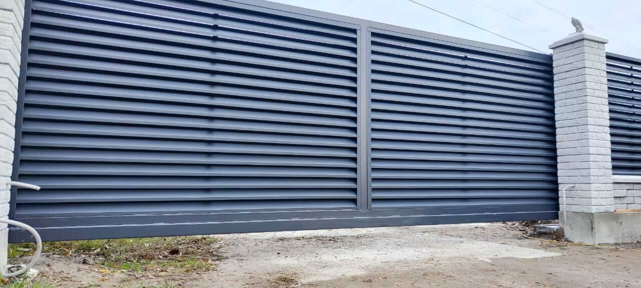 Забор-жалюзи из ламелей ЭКО-Z 32м RAL7024 Серый Графит МАТТЕ фото 3 в Бежецке