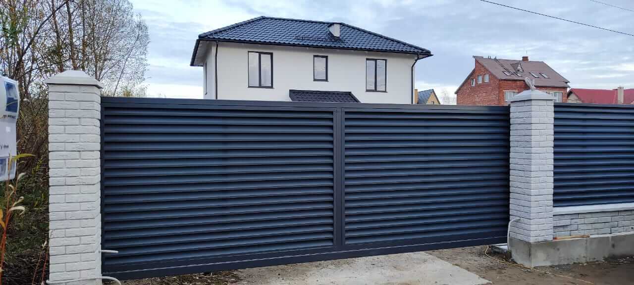 Забор-жалюзи из ламелей ЭКО-Z 32м RAL7024 Серый Графит МАТТЕ фото 2 в Бежецке