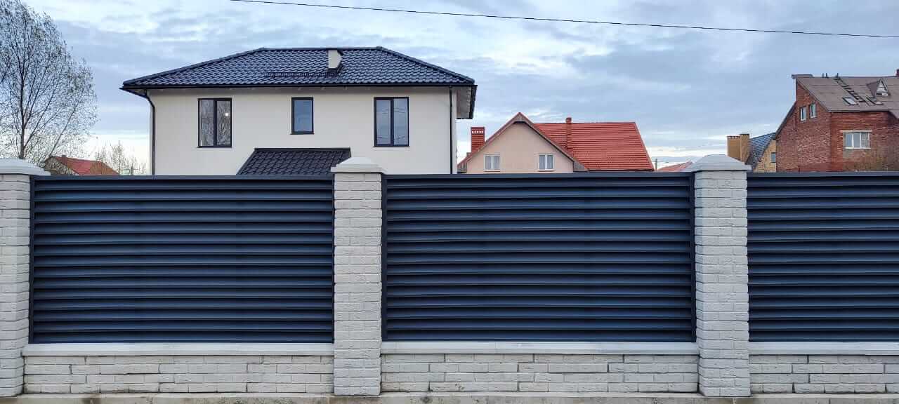 Забор-жалюзи из ламелей ЭКО-Z 32м RAL7024 Серый Графит МАТТЕ в Бежецке