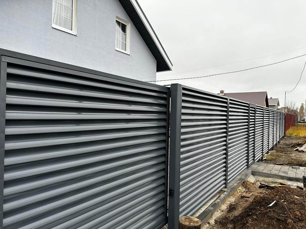 Забор-жалюзи из ламелей Еврожалюзи 28м RAL7024/7024 Серый Графит двусторонний фото 4 в Бежецке