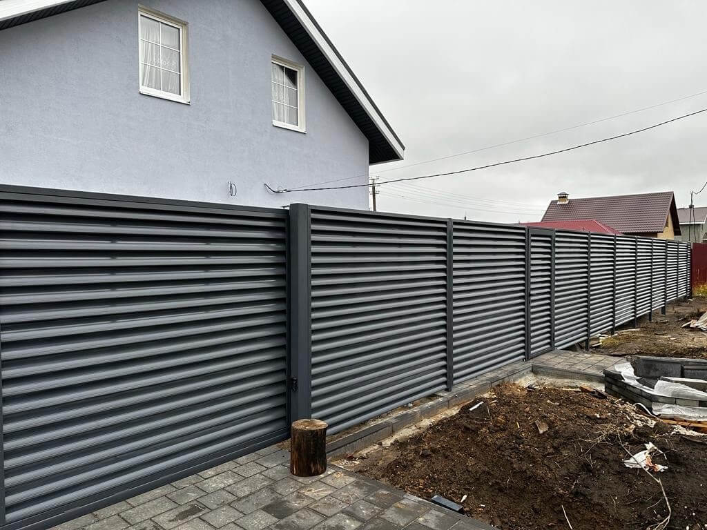 Забор-жалюзи из ламелей Еврожалюзи 28м RAL7024/7024 Серый Графит двусторонний в Бежецке
