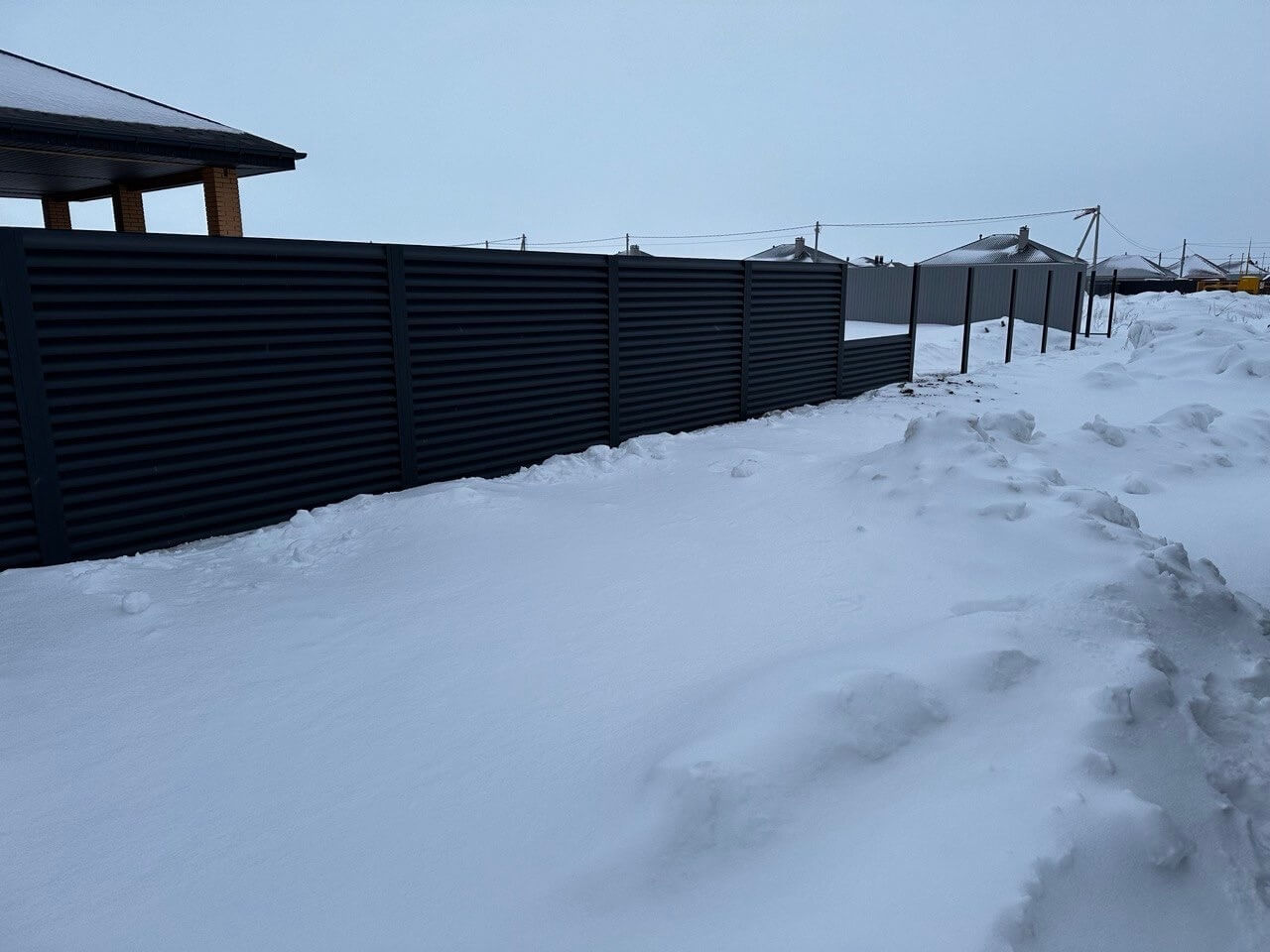Забор-жалюзи из ламелей еврожалюзи 57м RAL7024 Серый Графит МАТТЕ фото 6 в Бежецке