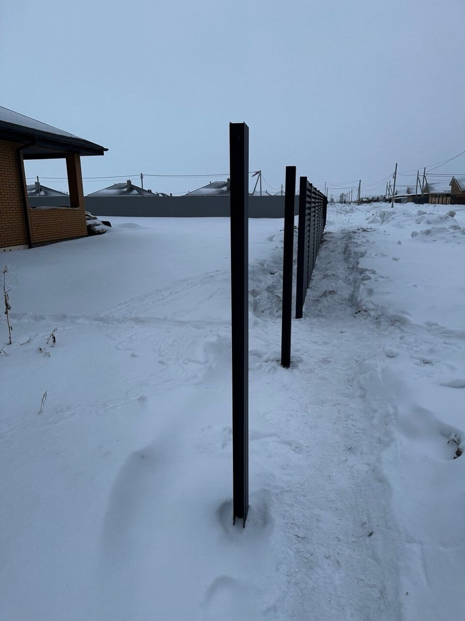 Забор-жалюзи из ламелей еврожалюзи 57м RAL7024 Серый Графит МАТТЕ фото 5 в Бежецке