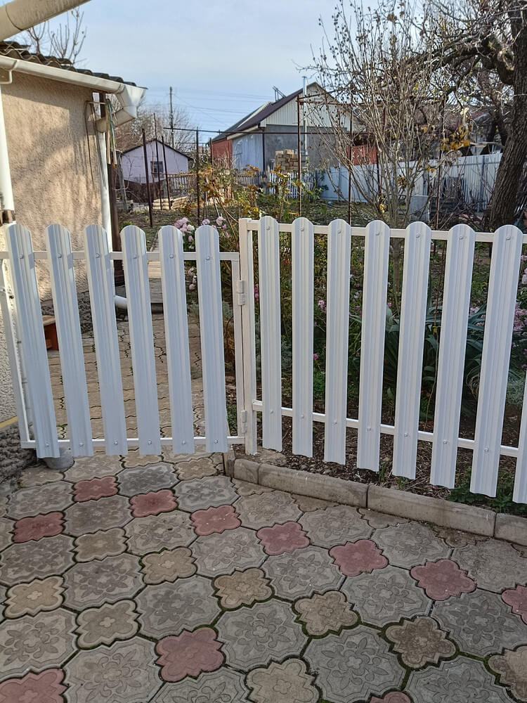 Заборчик из евроштакетника высотой 1м. RAL9003/9003 Белый двусторонний в Бежецке