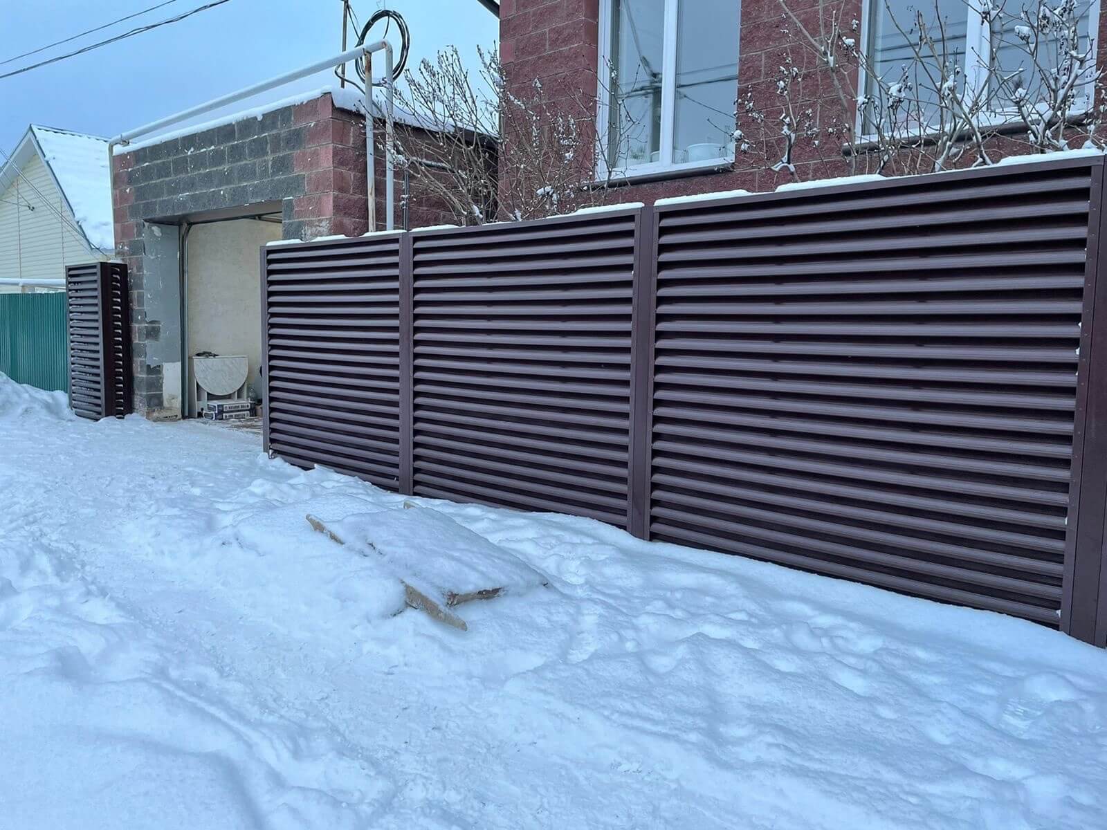 Забор из ламелей еврожалюзи 38м RAL8017/8017 Шоколад двусторонний фото 5 в Бежецке