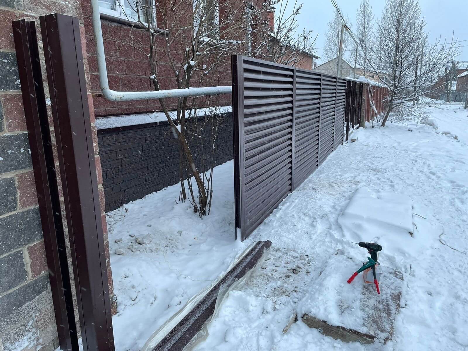 Забор из ламелей еврожалюзи 38м RAL8017/8017 Шоколад двусторонний фото 4 в Бежецке