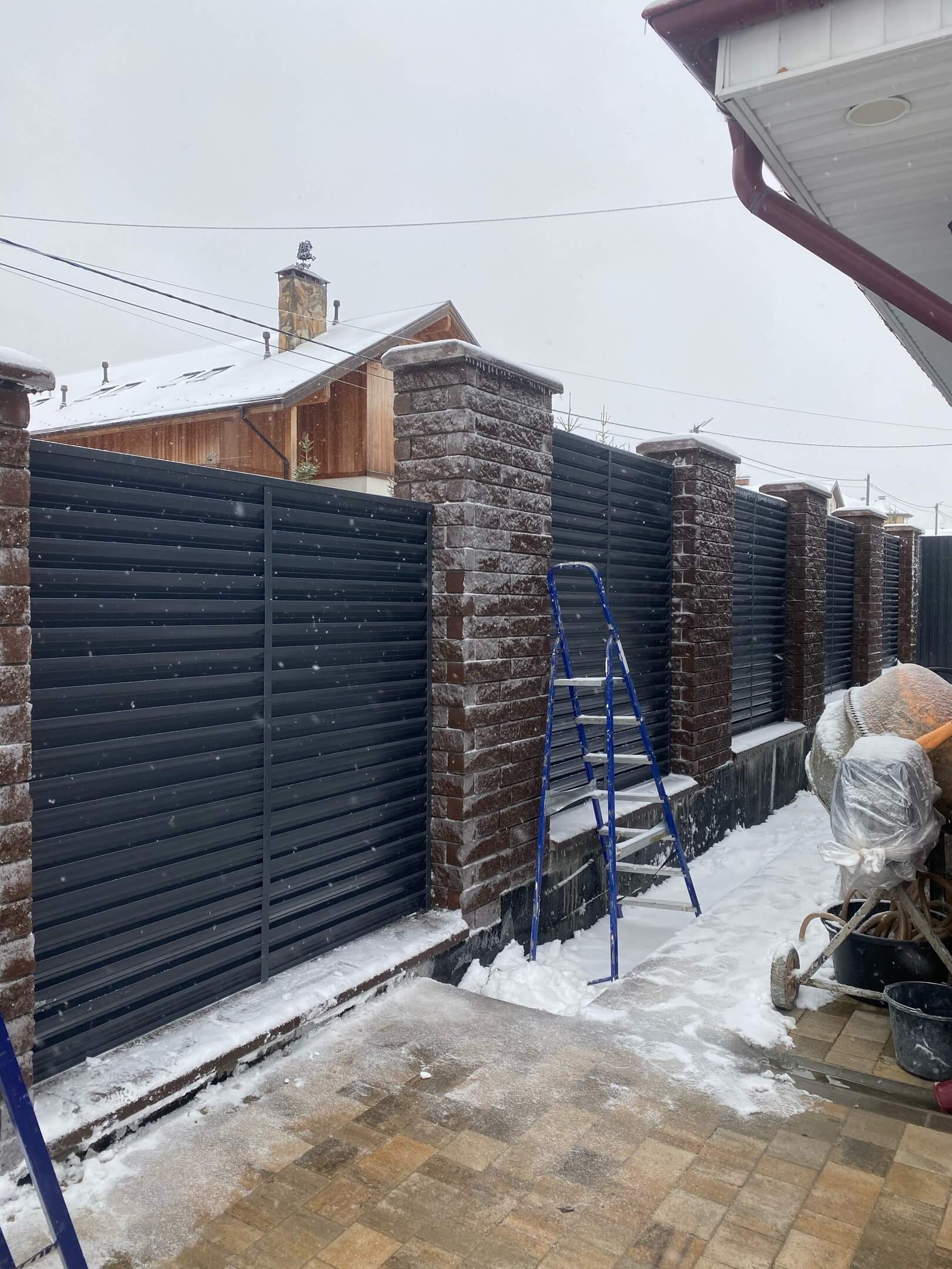 Забор-жалюзи из ламелей ЭКО-Z 44м RAL7024/7024 Серый Графит двусторонний фото 3 в Бежецке
