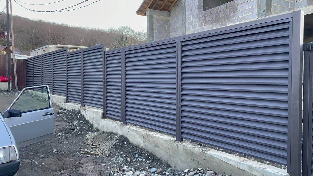 Забор-жалюзи из ламелей ЭКО-Z 54м RAL8019/8019 Темный Шоколад двусторонний в Бежецке