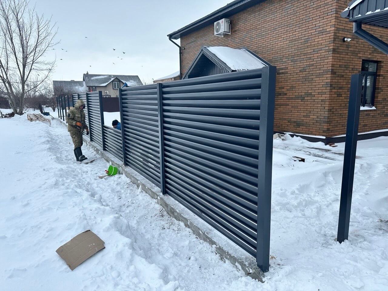 Забор-жалюзи из ламелей Еврожалюзи 32м RAL7024/7024 Серый Графит двусторонний фото 2 в Бежецке