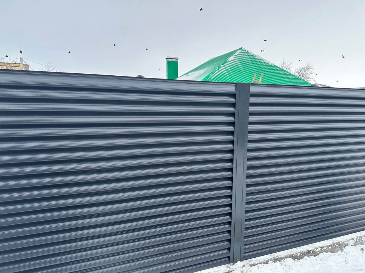 Забор-жалюзи из ламелей Еврожалюзи 32м RAL7024/7024 Серый Графит двусторонний в Бежецке