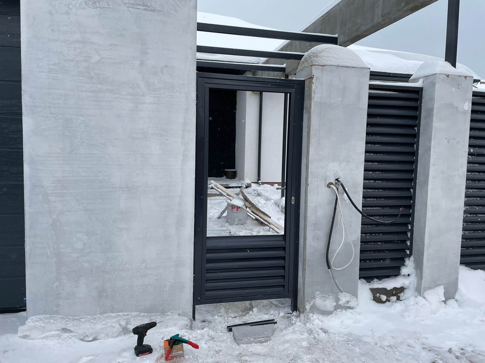 Забор из ламелей еврожалюзи 28м RAL7024/7024 Серый Графит двусторонний фото 2 в Бежецке