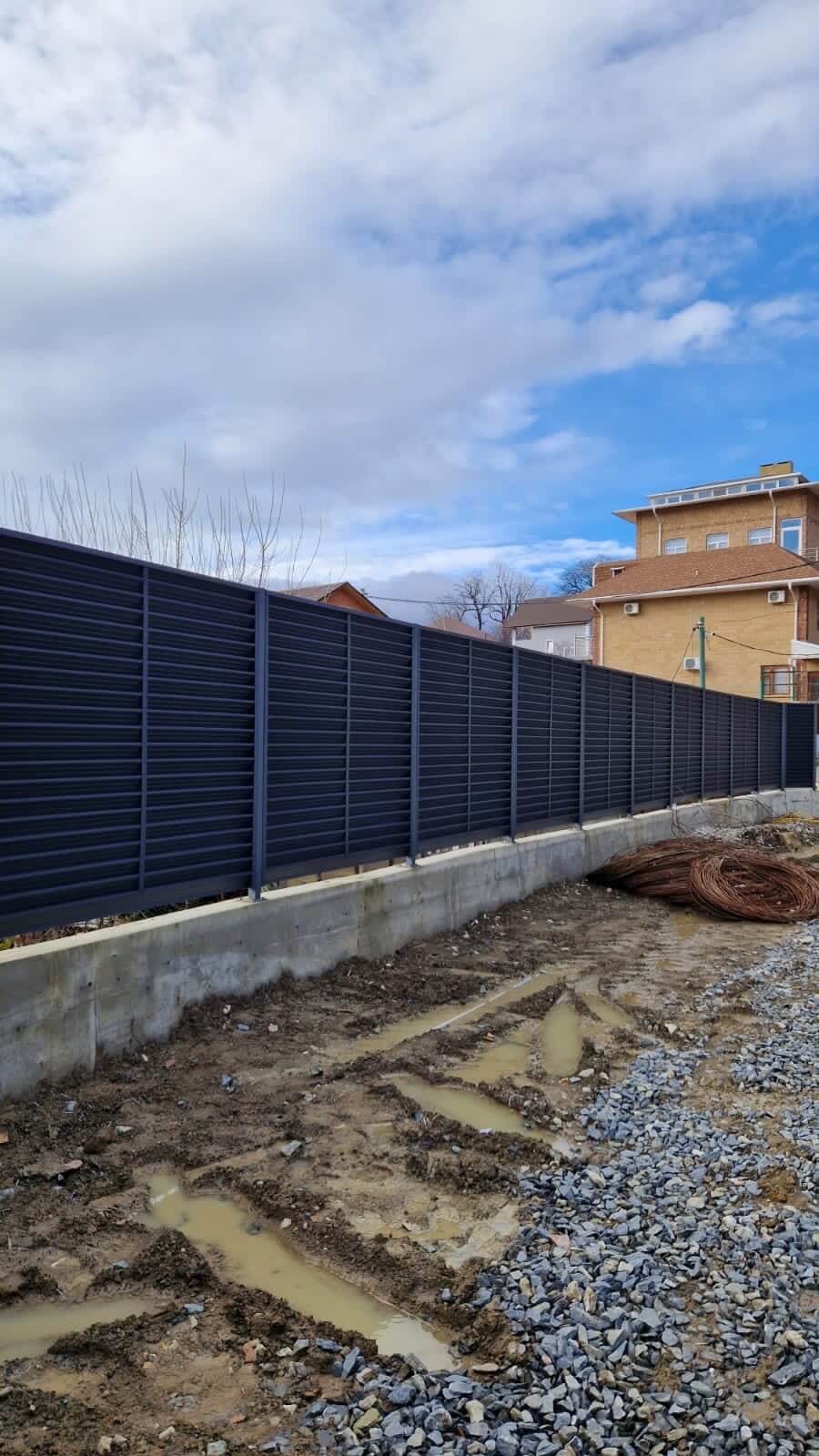 Забор-жалюзи из ламелей ЭКО-Z усиленных 87м RAL7024 Серый Графит матовый фото 6 в Бежецке